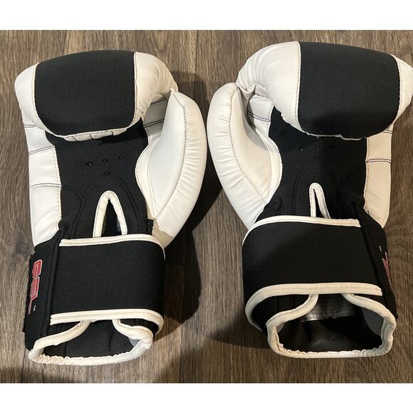 Title Boxing White/Black Gel Gloves Size XLarge - Picture 2 of 5
